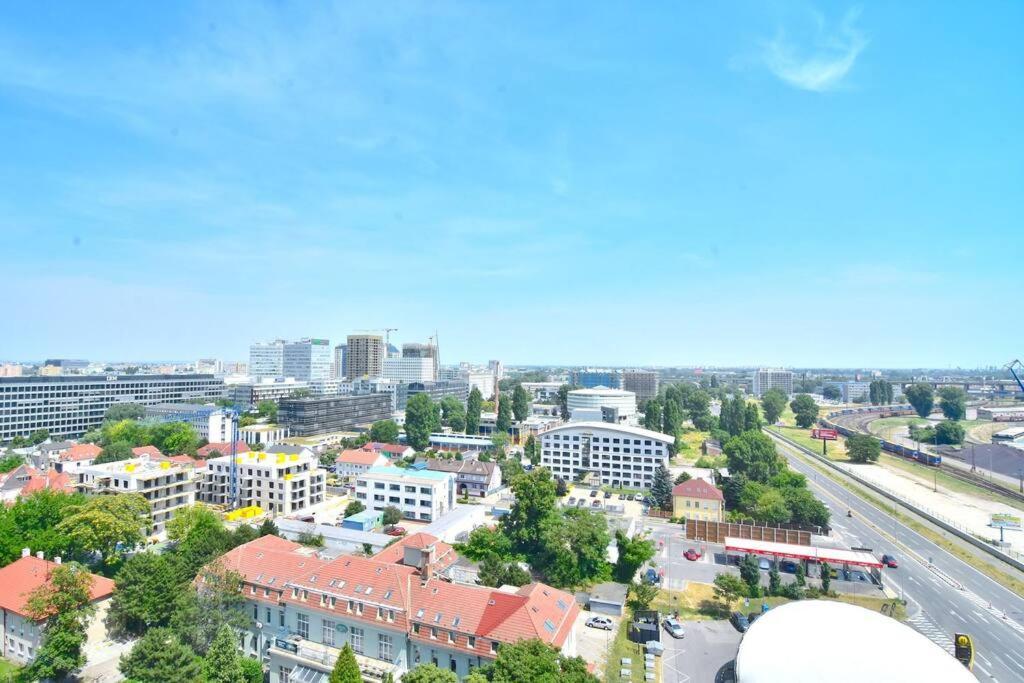 Ferienwohnung Downtown Charm With Free Parking Spot Pressburg Exterior foto